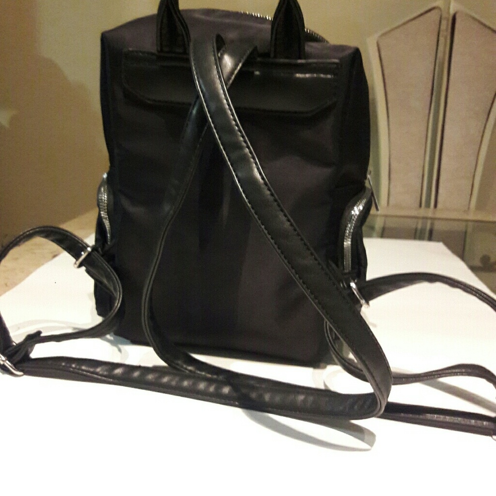 Square Backpack - Picture 4 of 6